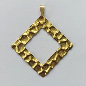PINGENTE NO BRUTO PRONTO PARA O BANHO - (E3200) PINGENTE LOSANGO VAZADO MARTELADO 44MM - PESO: 2,2GR - COMPOSIÇÃO: 100% LATÃO - BRU15317