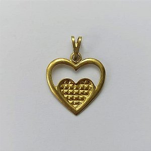 PINGENTE NO BRUTO PRONTO PARA O BANHO - (V1230) PINGENTE CORAÇÃO DUPLO 18MM - PESO: 1GR - COMPOSIÇÃO: 100% LATÃO - BRU15330
