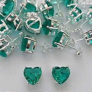 BRINCO FOLHEADA A PRATA COM 50 MILÉSIMOS + VERNIZ DIAMOND - BRINCOS DE PINO COM BASE EM ALTA FUSÃO E PEDRA EM ZIRCÔNIA CORAÇÃO VERDE 10X10MM -PRA512