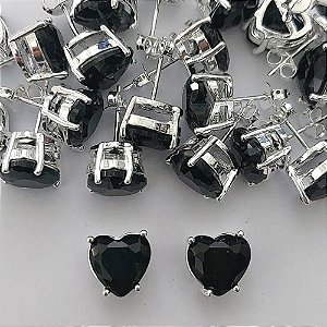 BRINCO FOLHEADA A PRATA COM 50 MILÉSIMOS + VERNIZ DIAMOND - BRINCOS DE PINO COM BASE EM ALTA FUSÃO E PEDRA EM ZIRCÔNIA CORAÇÃO PRETO 10X10MM -PRA515