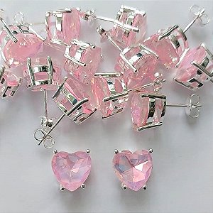 BRINCO FOLHEADA A PRATA COM 50 MILÉSIMOS + VERNIZ DIAMOND - BRINCOS DE PINO COM BASE EM ALTA FUSÃO E PEDRA EM ZIRCÔNIA CORAÇÃO ROSA 10X10MM -PRA518