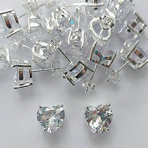 BRINCO FOLHEADA A PRATA COM 50 MILÉSIMOS + VERNIZ DIAMOND - BRINCOS DE PINO COM BASE EM ALTA FUSÃO E PEDRA EM ZIRCÔNIA CORAÇÃO CRISTAL 10X10MM -PRA519