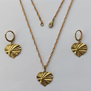 CONJUNTO NO BRUTO PRONTO PARA O BANHO - (3.3392A1) CONJUNTO COM CORRENTE SINGAPURA 45CM COM BRINCOS ARGOLINHA DE PRESSÃO E PINGENTES CORAÇÃO MARTELADO 17MM - PESO: 3,9GR - COMPOSIÇÃO: 100% LATÃO - BRU15350
