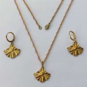 CONJUNTO NO BRUTO PRONTO PARA O BANHO - (3.3313F1) CONJUNTO COM CORRENTE SINGAPURA 45CM COM BRINCOS ARGOLINHA DE PRESSÃO E PINGENTES LEQUE MARTELADO 16MM - PESO: 4GR - COMPOSIÇÃO: 100% LATÃO - BRU15351