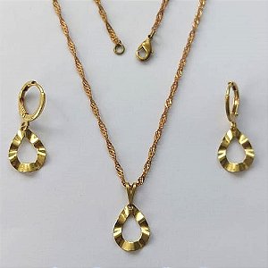 CONJUNTO NO BRUTO PRONTO PARA O BANHO - (E1957) CONJUNTO COM CORRENTE SINGAPURA 45CM COM BRINCOS ARGOLINHA DE PRESSÃO E PINGENTES GOTA VAZADA MARTELADA 13MM - PESO: 2,7GR - COMPOSIÇÃO: 100% LATÃO - BRU15352
