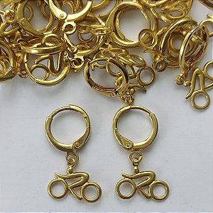 BRINCO NO BRUTO PRONTO PARA O BANHO - (CX.134)  (V2225) BRINCO ARGOLINHA DE PRESSÃO COM PINGENTE BICICLETA 13MM - PESO: 1,3GR - COMPOSIÇÃO: 100% LATÃO - BRU15364