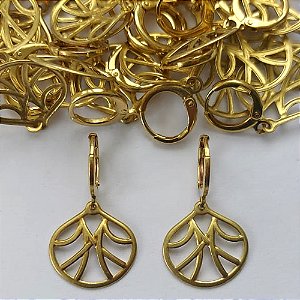 BRINCO NO BRUTO PRONTO PARA O BANHO - (CX.134)  (V3297) BRINCO ARGOLINHA DE PRESSÃO COM PINGENTE CONCHA VAZADA 16MM - PESO: 1,8GR - COMPOSIÇÃO: 100% LATÃO - BRU15369