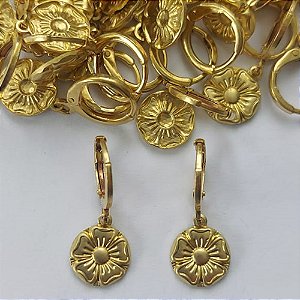 BRINCO NO BRUTO PRONTO PARA O BANHO -  (CX.134) (5489) BRINCO ARGOLINHA DE PRESSÃO COM PINGENTE FLOR 9MM - PESO: 1,3GR - COMPOSIÇÃO: 100% LATÃO - BRU15370