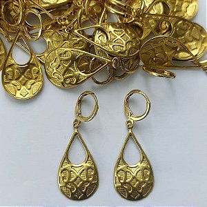 BRINCO NO BRUTO PRONTO PARA O BANHO -  (CX.134) (V2462) BRINCO ARGOLINHA DE PRESSÃO COM PINGENTE GOTA VAZADA 29MM - PESO: 2,5GR - COMPOSIÇÃO: 100% LATÃO - BRU15371