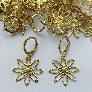 BRINCO NO BRUTO PRONTO PARA O BANHO - (V3887)  (CX.134) BRINCO ARGOLINHA DE PRESSÃO COM PINGENTE FLOR VAZADA 19MM - PESO: 1,7GR - COMPOSIÇÃO: 100% LATÃO - BRU15373