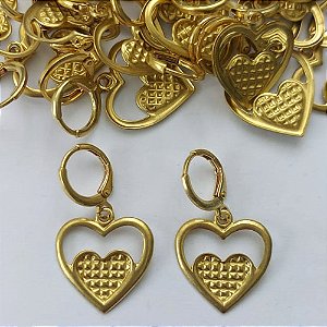 BRINCO NO BRUTO PRONTO PARA O BANHO - (V1230) BRINCO ARGOLINHA DE PRESSÃO COM PINGENTE CORAÇÃO VAZADO 18MM - PESO: 2,2GR - COMPOSIÇÃO: 100% LATÃO - BRU15384