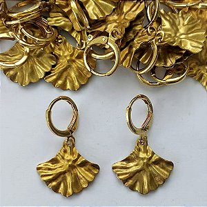 BRINCO NO BRUTO PRONTO PARA O BANHO -  (CX.134) (3.331F1) BRINCO ARGOLINHA DE PRESSÃO COM PINGENTE LEQUE MARTELADO 17MM - PESO: 2,2GR - COMPOSIÇÃO: 100% LATÃO - BRU15387