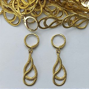 BRINCO NO BRUTO PRONTO PARA O BANHO -  (CX.134) (V2923) BRINCO ARGOLINHA DE PRESSÃO COM PINGENTE GOTA TRABALHADA VAZADA 25MM - PESO: 1,6GR - COMPOSIÇÃO: 100% LATÃO - BRU15388