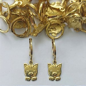 BRINCO NO BRUTO PRONTO PARA O BANHO - (CX.134)  (E2999) BRINCO ARGOLINHA DE PRESSÃO COM PINGENTE GATINHO 11MM - PESO: 1,5GR - COMPOSIÇÃO: 100% LATÃO - BRU15392