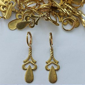 BRINCO NO BRUTO PRONTO PARA O BANHO - (CX.134)  (V2670) BRINCO ARGOLINHA DE PRESSÃO COM PINGENTE GOTA COM CORAÇÃO 27MM - PESO: 2,1GR - COMPOSIÇÃO: 100% LATÃO - BRU15395