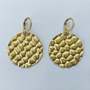 BRINCO NO BRUTO PRONTO PARA O BANHO - (CX.134)  (E3176) BRINCO ARGOLINHA DE PRESSÃO COM PINGENTE REDONDO MARTELADO 29MM - PESO: 5,6GR - COMPOSIÇÃO: 100% LATÃO - BRU15402