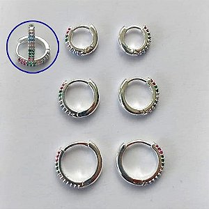 TRIO DE BRINCO FOLHEADA A PRATA COM 50 MILÉSIMOS + VERNIZ DIAMOND - TRIO DE BRINCOS DE ARGOLAS COM MICRO ZIRCÔNIAS COLORIDAS 13/10/8MM -PRA550