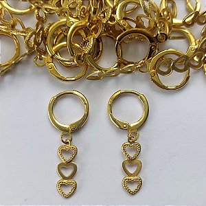 BRINCO NO BRUTO PRONTO PARA O BANHO(CX02)_ - (E0680) BRINCO ARGOLINHA DE PRESSÃO COM PINGENTE CORAÇÕES VAZADOS 15MM - PESO: 1,2GR - COMPOSIÇÃO: 100% LATÃO - BRU15412