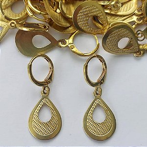 BRINCO NO BRUTO PRONTO PARA O BANHO(CX02) - (E2080) BRINCO ARGOLINHA DE PRESSÃO COM PINGENTE GOTA VAZADA 17MM - PESO: 1,6GR - COMPOSIÇÃO: 100% LATÃO - BRU15415