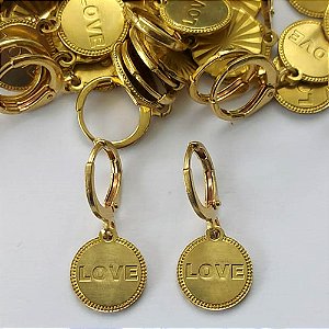 BRINCO NO BRUTO PRONTO PARA O BANHO(CX02) - (4336) BRINCO ARGOLINHA DE PRESSÃO COM PINGENTE REDONDO LOVE 10MM - PESO: 2,1GR - COMPOSIÇÃO: 100% LATÃO - BRU15420