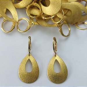 BRINCO NO BRUTO PRONTO PARA O BANHO(CX02) - (V2657) BRINCO ARGOLINHA DE PRESSÃO COM PINGENTE GOTA VAZADA 22MM - PESO: 2,4GR - COMPOSIÇÃO: 100% LATÃO - BRU15423
