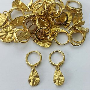 BRINCO NO BRUTO PRONTO PARA O BANHO(CX02) - (3.3312F1) BRINCO ARGOLINHA DE PRESSÃO COM PINGENTE GOTA MARTELADA 12MM - PESO: 1,2GR - COMPOSIÇÃO: 100% LATÃO - BRU15425