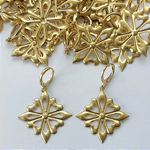 BRINCO NO BRUTO PRONTO PARA O BANHO(CX02) - (V3889) BRINCO ARGOLINHA DE PRESSÃO COM PINGENTE FLOR VAZADA 30MM - PESO: 3,1GR - COMPOSIÇÃO: 100% LATÃO - BRU15427
