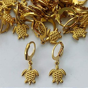 BRINCO NO BRUTO PRONTO PARA O BANHO(CX02) - (E2271) BRINCO INFANTIL ARGOLINHA DE PRESSÃO COM PINGENTE TARTARUGA 12MM - PESO: 1,1GR - COMPOSIÇÃO: 100% LATÃO - BRU15428