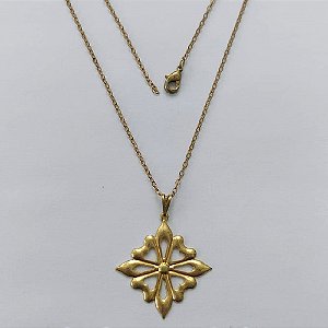 GARGANTILHA NO BRUTO PRONTA PARA O BANHO - (V3889) GARGANTILHA COM CORRENTE CADEADO 45CM E PINGENTE FLOR VAZADA 30MM - PESO: 2,3GR - COMPOSIÇÃO: 100% LATÃO - BRU15443