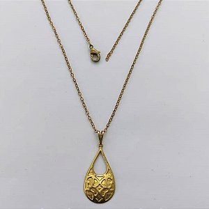 GARGANTILHA NO BRUTO PRONTA PARA O BANHO - (V2462) GARGANTILHA COM CORRENTE CADEADO 45CM E PINGENTE GOTA VAZADA MARTELADA 27MM - PESO: 1,7GR - COMPOSIÇÃO: 100% LATÃO - BRU15453