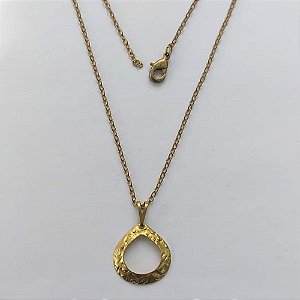 GARGANTILHA NO BRUTO PRONTA PARA O BANHO - (V1677) GARGANTILHA COM CORRENTE CADEADO 45CM E PINGENTE GOTA VAZADA MARTELADA 17MM - PESO: 1,4GR - COMPOSIÇÃO: 100% LATÃO - BRU15457