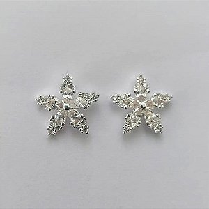 BRINCO FOLHEADA A PRATA COM 50 MILÉSIMOS + VERNIZ DIAMOND -  BRINCOS DE PINO FLOR COM MICRO ZIRCÔNIAS 11MM -PRA555