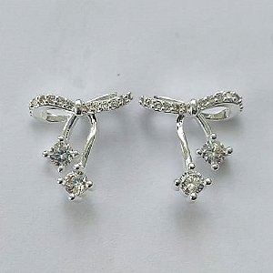 BRINCO FOLHEADA A PRATA COM 50 MILÉSIMOS + VERNIZ DIAMOND -  BRINCOS DE PINO LAÇO COM MICRO ZIRCÔNIAS 12MM -PRA562
