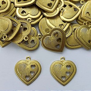 ACESSÓRIO NO BRUTO PRONTO PARA O BANHO - (3.321EA1) CORAÇÃO COM DETALHES VAZADOS LADO DIREITO 20MM - PESO TOTAL 1GR - COMPOSIÇÃO: 100% LATÃO - (VENDIDO POR UNIDADE) - BRU0003114