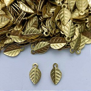ACESSÓRIO BRUTO PRONTO PARA BANHO - (V1251) PINGENTE FOLHA 8MM COM UMA ARGOLINHA - (VENDIDO POR UNIDADE) - COMPOSIÇÃO: 100% LATÃO - PESO 0,3GR - BRU0003123