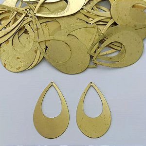 ACESSÓRIO BRUTO PRONTO PARA BANHO - (V2833) PINGENTE GOTA GRANDE VAZADA 33MM - (VENDIDO POR UNIDADE) - COMPOSIÇÃO: 100% LATÃO - PESO 1,3GR - BRU0003124
