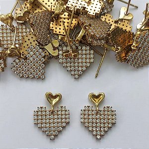 BRINCO NO BRUTO PRONTO PARA O BANHO - BRINCO DE PINO COM BASE CORAÇÃO E PINGENTE CORAÇÃO CRAVEJADO EM MICROS ZIRCÔNIAS 19MM - COMPOSIÇÃO: LATÃO / ZIRCÔNIA - PESO TOTAL 2,9GR - BRU15467
