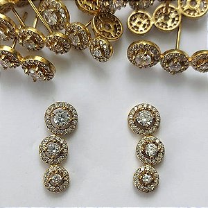 BRINCO NO BRUTO PRONTO PARA O BANHO - BRINCO DE PINO TRÊS CÍRCULOS CRAVEJADOS EM MICROS ZIRCÔNIAS 19MM - COMPOSIÇÃO: LATÃO / ZIRCÔNIA - PESO TOTAL 1,8GR - BRU15473