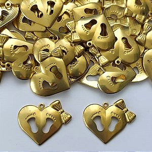 ACESSÓRIO NO BRUTO PRONTO PARA BANHO(CX135) - (2729) CORAÇÃO COM LAÇO E DOIS PEZINHOS VAZADOS 18X24MM - PESO: 1,6GR - (VALOR UNITÁRIO) BRU0003139