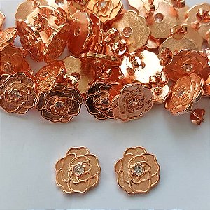 BRINCO NO BRUTO PRONTO PARA O BANHO - (CRIS) (PFG03) BRINCO DE PINO FLOR COM ZIRCÔNIA CRISTAL 15MM - PESO TOTAL: 2,6GR - BRU15523