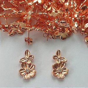 BRINCO NO BRUTO PRONTO PARA O BANHO - (CX.136)  (CRIS) (KGC10) BRINCO DE PINO BORBOLETA COM FLOR COM ZIRCÔNIA CRISTAL 10X18MM - PESO TOTAL: 1,8GR - BRU15529