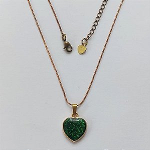GARGANTILHA NO BRUTO PRONTO PARA O BANHO(CX37) - GARGANTILHA COM CORRENTE L-11 45CM - PINGENTE CORAÇÃO COM BRILHOS VERDE 13MM - PESO TOTAL 3,0GR - BRU15556