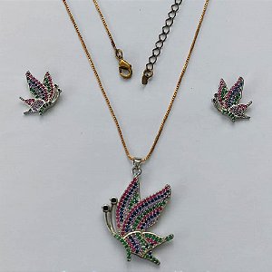 CONJUNTO NO BRUTO PRONTO PARA O BANHO -  (CX.25)  CORRENTE VENEZIANA 45CM E PINGENTE BORBOLETA CRAVEJADA EM MICROS ZIRCÔNIA 26X36 E BRINCOS DE PINO BORBOLETAS CRAVEJADAS EM MICROS ZIRCÔNIAS 14X19MM - PESO: 10,2GR - COMPOSIÇÃO: LATÃO / ZIRCÔNIA - BRU15601