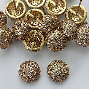 BRINCO NO BRUTO PRONTO PARA O BANHO - (CX.136)  BRINCO DE PINO REDONDO CRAVEJADO EM MICROS ZIRCÔNIAS 11MM - PESO: 3GR - COMPOSIÇÃO: LATÃO / ZIRCÔNIA - BRU15631