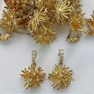 BRINCO NO BRUTO PRONTO PARA O BANHO - (CX.136)  BRINCO DE PINO FLOR E BASE CRAVEJADO EM MICROS ZIRCÔNIAS 23MM - PESO: 3,4GR - COMPOSIÇÃO: LATÃO / ZIRCÔNIA - BRU15633