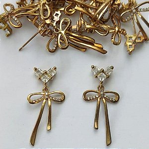 BRINCO NO BRUTO PRONTO PARA O BANHO - (CX.136)  BRINCO DE PINO LAÇO CRAVEJADO EM MICROS ZIRCÔNIAS 32MM - PESO: 2,8GR - COMPOSIÇÃO: LATÃO / ZIRCÔNIA - BRU15636