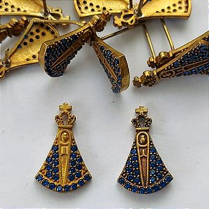 BRINCO NO BRUTO PRONTO PARA O BANHO -  (CX.136)  BRINCO DE PINO NOSSA SRA APARECIDA CRAVEJADA EM MICROS ZIRCÔNIAS AZUIS 17MM - PESO: 1,6GR - COMPOSIÇÃO: LATÃO / ZIRCÔNIA - BRU15637