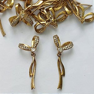 BRINCO NO BRUTO PRONTO PARA O BANHO - (CX.136)  BRINCO DE PINO LAÇO CRAVEJADO EM MICROS ZIRCÔNIAS 33MM - PESO: 2,8GR - COMPOSIÇÃO: LATÃO / ZIRCÔNIA - BRU15639