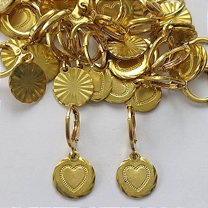 BRINCO NO BRUTO PRONTO PARA O BANHO -  (CX.120) (4335) BRINCO ARGOLINHA DE PRESSÃO COM PINGENTE REDONDO COM CORAÇÃO 11MM - PESO: 2,5GR - COMPOSIÇÃO: 100% LATÃO - BRU15648