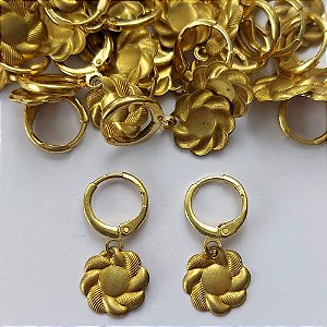 BRINCO NO BRUTO PRONTO PARA O BANHO -  (CX.120)  (E2025) BRINCO ARGOLINHA DE PRESSÃO COM PINGENTE FLOR TATI 13MM - PESO: 1,5GR - COMPOSIÇÃO: 100% LATÃO - BRU15649